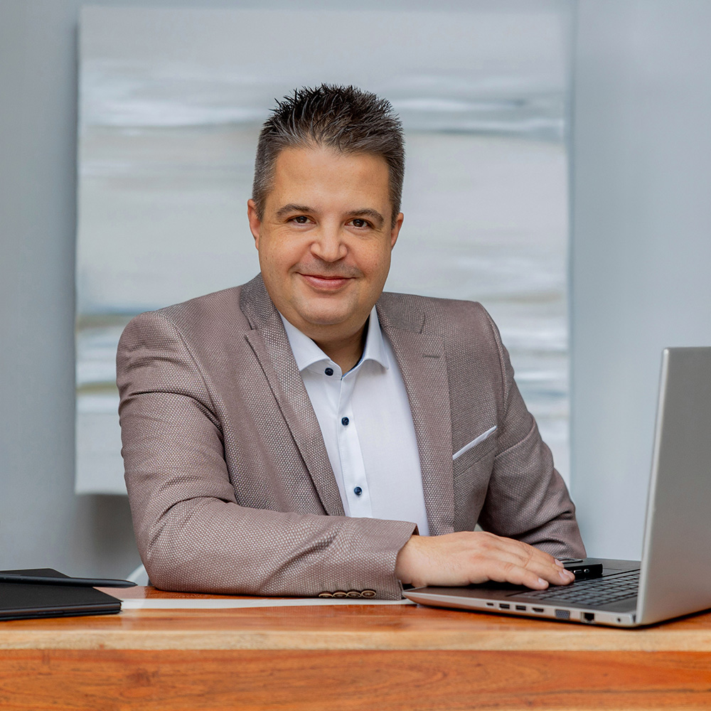 Benjamin Stauß am Schreibtisch vor Laptop