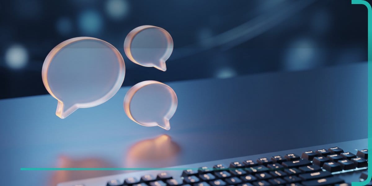 Drei leuchtende Chat-Sprechblasen ueber einer Tastatur als Symbol fuer einen KI-Chatbot auf einer Website